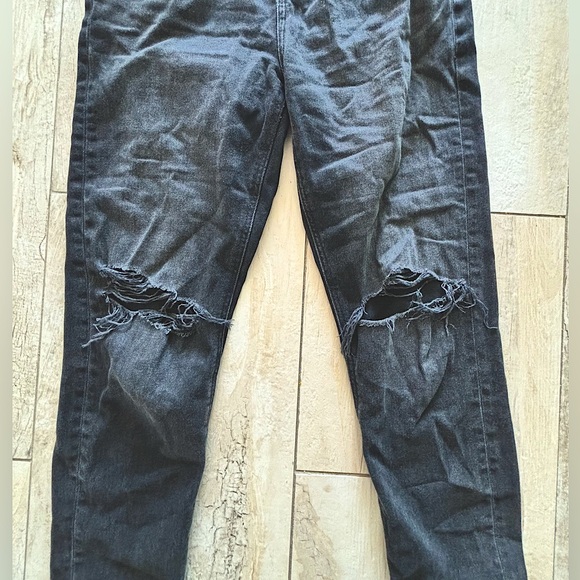 Black high waisted mom jeans with distressed knees, short. - Picture 2 of 3